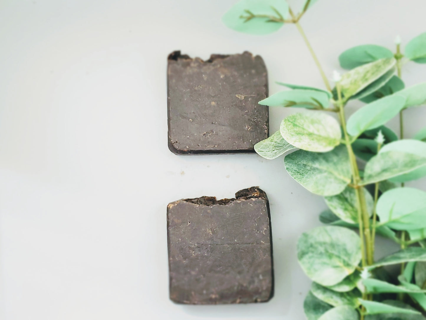 Naturally scented with peppermint essential oil. And colored  by cocoa powder. Rich cleansing lather. Good for all skin types. 