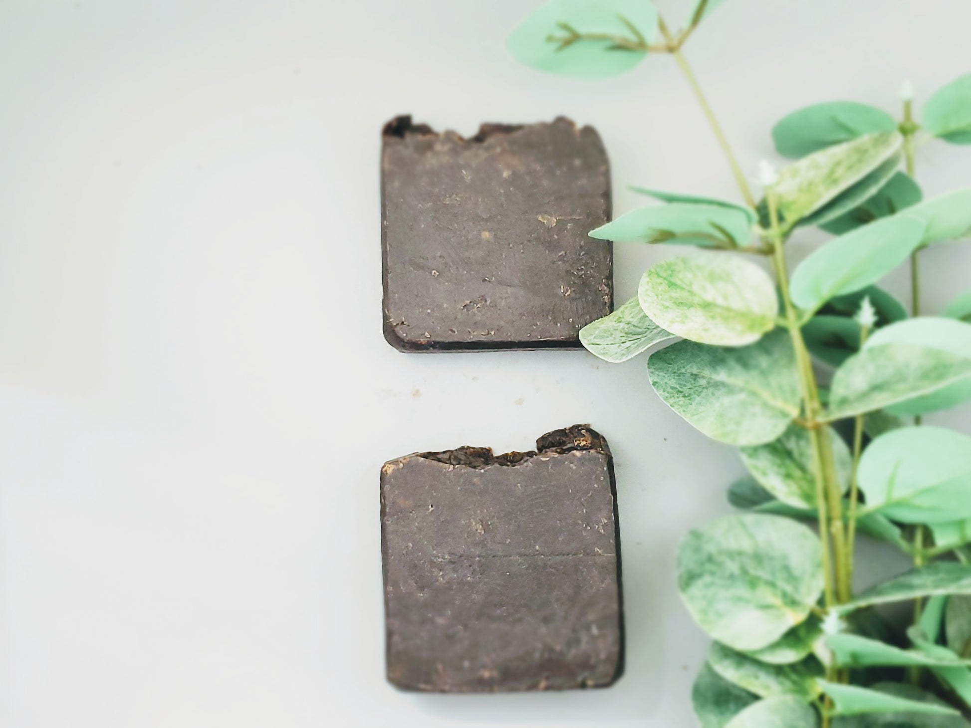 Naturally scented with peppermint essential oil. And colored  by cocoa powder. Rich cleansing lather. Good for all skin types. 