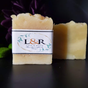 Rich and creamy shaving bar to get a close and clean shave. Formulated with a double butter recipe (cocoa & shea butter, coconut oil, olive oil, castor oil, and almond milk). Natural clean and fresh scent using bergamot and cedarwood essential oils. Plant based Cruelty free Good for all 