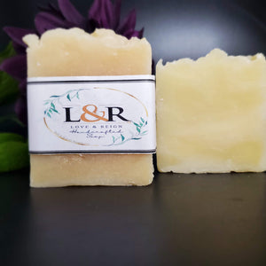 Rich and creamy shaving bar to get a close and clean shave. Formulated with a double butter recipe (cocoa & shea butter, coconut oil, olive oil, castor oil, and almond milk). Natural clean and fresh scent using bergamot and cedarwood essential oils. Plant based Cruelty free Good for all 